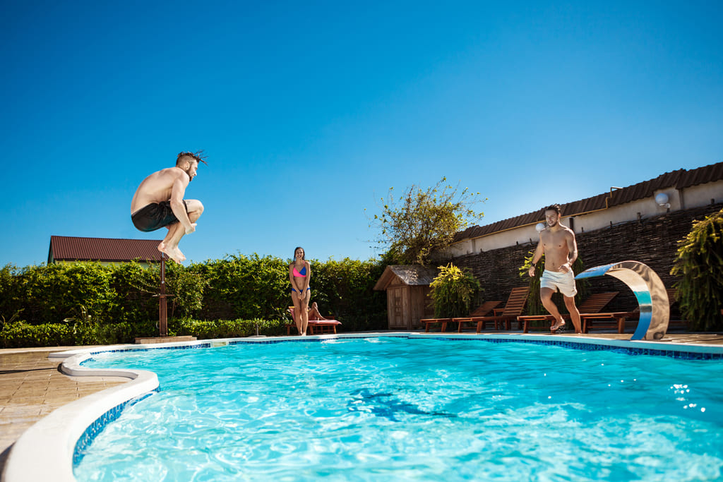 cómo hacer una piscina natural en el jardín